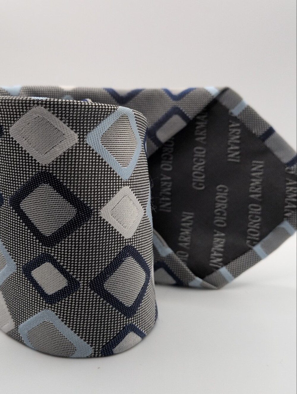 Giorgio Armani Men's Necktie Silk Blue Gray Geometric Tie Italy 62"x4"